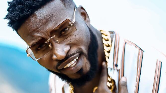 Known professionally as Jey Luchy but born Joseph Kofi Amoah Jnr, the Ghanaian rapper has asserted that musicians should use every lyrical beef they find themselves in to elevate their craft to the next level. On his accord, lyrical beefs are not moments for an artiste to get all emotional on happenings but indicated that, any good artiste who knows what he or she is about will see great opportunities in there. Speaking on Happy 98.9 FM’s Ayekoo After Drive show with Doctar Cann, the rap beast said, “Beefs are very good and I see it as a business avenue”. Proving his knowledge of the business aspect of music, Jey Luchy furthered that beefs are basically avenues for artistes to promote themselves. The artiste believes beefs bring out the best in musicians as they have to think on their feet and bring out back to back tracks as responses in very short spaces of time. “It shows how creative you are as an artiste and can be a stepping stone for you”, he added. Advising colleague musicians on the importance of beefs, he shared, “When others come at you with beefs, prepare for it and treat it as a life and death situation and give it your best. Beef brings the best in you and is not about violence or grudges. But it is the time for one to speak his/her mind and show the world who is the better amongst the artistes involved. Born and raised in Ghana, Jey Luchy travelled to Russia at the age of 18 where he began his musical career. With his irresistible rap talent, Jey Luchy signed his first deal with Russia’s top music producer 1Bula and also featured a renowned Russian singer, Rita Richi. The artiste has dope tracks to his credit from ‘Gang Way’ which talks about how leading fake lives for social media puts pressure on young people and affects mental health. He is also recognized for bangers such as ‘Get Out of My Way’, ‘Taafia’ and a host of many others.