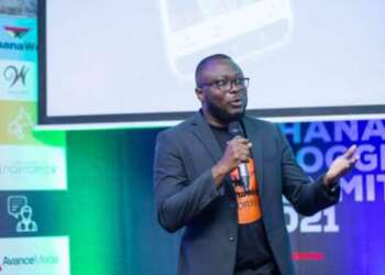 AfricaWeb Editor-in-Chief, Ismail Akwei, presenting the GhanaWeb Reporter at the Ghana Bloggers Summit