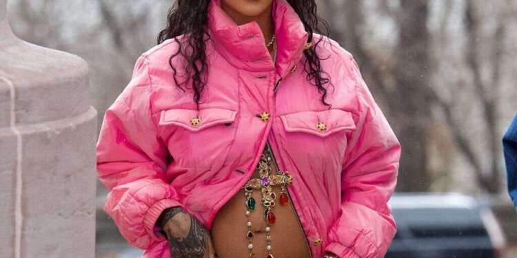 Rihanna breaks the internet with new bathroom photo of baby bump