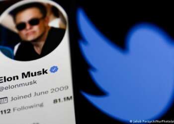 Elon Musk, billionaire CEO of Tesla and SpaceX, has offered to buy the social media company Twitter, a regulatory filing showed on Thursday. The filing showed Musk was offering to pay a total of $41.39 billion (€37.92 billion) to buy the platform. That amounts to $54.20 per share, up 38% on the price per share before Musk bought over 9% of shares on April 1. Twitter's share price jumped markedly in pre-market trading, already approaching the value Musk had offered. "Since making my investment I now realize the company will neither thrive nor serve this societal imperative in its current form. Twitter needs to be transformed as a private company," Musk said in a letter to Twitter Chairman Bret Taylor, seen by Reuters. "My offer is my best and final offer and if it is not accepted, I would need to reconsider my position as a shareholder," Musk said. Why is Elon Musk interested in Twitter? On Monday, Musk said that he would not be joining Twitter's board of directors as announced by the company's CEO Parag Agrawal. Musk became the social media platform's biggest shareholder — owning 9.5% of shares — after spending $2.9 billion. The position on Twitter's board would have limited him to owning no more than 14.9% of the company and would have obliged him to act only in the company's best interests. The billionaire had tweeted several suggestions for the platform after buying the shares, including making Twitter free of advertising, despite ads bringing in almost 90% of the company's revenue. Musk's social media presence Musk had also proposed introducing an edit button on the site. Musk has got into hot water before following messages posted to Twitter. He agreed to pay $20 million and step down as Tesla chairman after being accused of fraudulently increasing the company's stock prices with a 2018 tweet. The Tesla CEO's 81 million Twitter followers rival the fanbases of pop stars such as Lady Gaga and Ariana Grande. He is a prolific poster and has backed cryptocurrencies and blockchain technologies in a prominent fashion, gaining support from those online communities. He claims to be a "free speech absolutist" and has criticized Twitter for not upholding these principles to the levels he deems necessary. His comments on this particular issue are reminiscent of those of former US President Donald Trump and other right-wing personalities who have been kicked off the platform.
