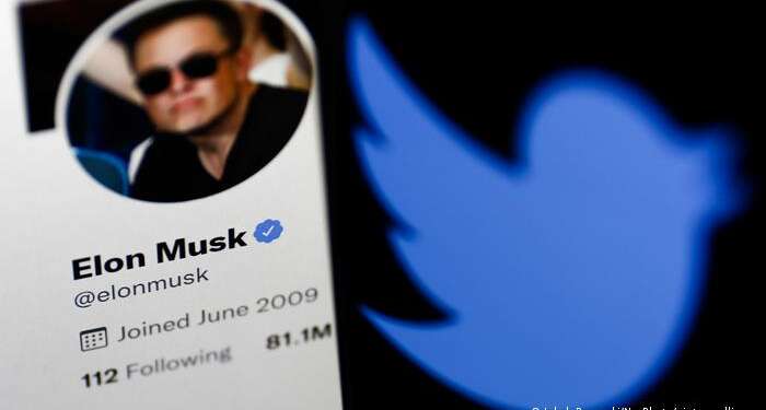 Elon Musk, billionaire CEO of Tesla and SpaceX, has offered to buy the social media company Twitter, a regulatory filing showed on Thursday. The filing showed Musk was offering to pay a total of $41.39 billion (€37.92 billion) to buy the platform. That amounts to $54.20 per share, up 38% on the price per share before Musk bought over 9% of shares on April 1. Twitter's share price jumped markedly in pre-market trading, already approaching the value Musk had offered. "Since making my investment I now realize the company will neither thrive nor serve this societal imperative in its current form. Twitter needs to be transformed as a private company," Musk said in a letter to Twitter Chairman Bret Taylor, seen by Reuters. "My offer is my best and final offer and if it is not accepted, I would need to reconsider my position as a shareholder," Musk said. Why is Elon Musk interested in Twitter? On Monday, Musk said that he would not be joining Twitter's board of directors as announced by the company's CEO Parag Agrawal. Musk became the social media platform's biggest shareholder — owning 9.5% of shares — after spending $2.9 billion. The position on Twitter's board would have limited him to owning no more than 14.9% of the company and would have obliged him to act only in the company's best interests. The billionaire had tweeted several suggestions for the platform after buying the shares, including making Twitter free of advertising, despite ads bringing in almost 90% of the company's revenue. Musk's social media presence Musk had also proposed introducing an edit button on the site. Musk has got into hot water before following messages posted to Twitter. He agreed to pay $20 million and step down as Tesla chairman after being accused of fraudulently increasing the company's stock prices with a 2018 tweet. The Tesla CEO's 81 million Twitter followers rival the fanbases of pop stars such as Lady Gaga and Ariana Grande. He is a prolific poster and has backed cryptocurrencies and blockchain technologies in a prominent fashion, gaining support from those online communities. He claims to be a "free speech absolutist" and has criticized Twitter for not upholding these principles to the levels he deems necessary. His comments on this particular issue are reminiscent of those of former US President Donald Trump and other right-wing personalities who have been kicked off the platform.