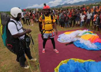 Paragliders return to Ghana's skies for Easter festival