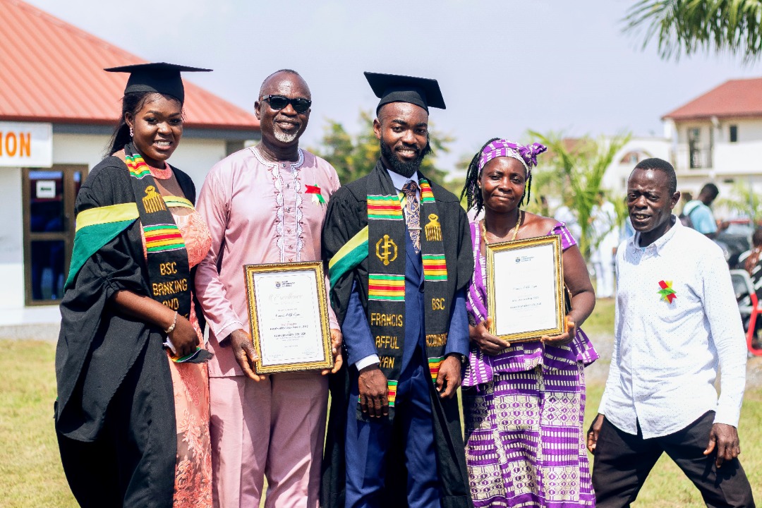  Meet the old student of Akwamuman SHS who graduated with First Class honours & two awards after diverting from Arts to Business