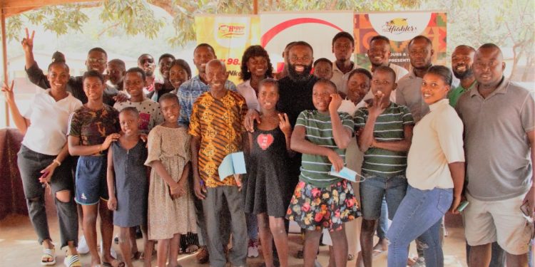 Hiablor Tours, Happy 98.9 FM and YFM dine with children from the Frafraha Foster Home