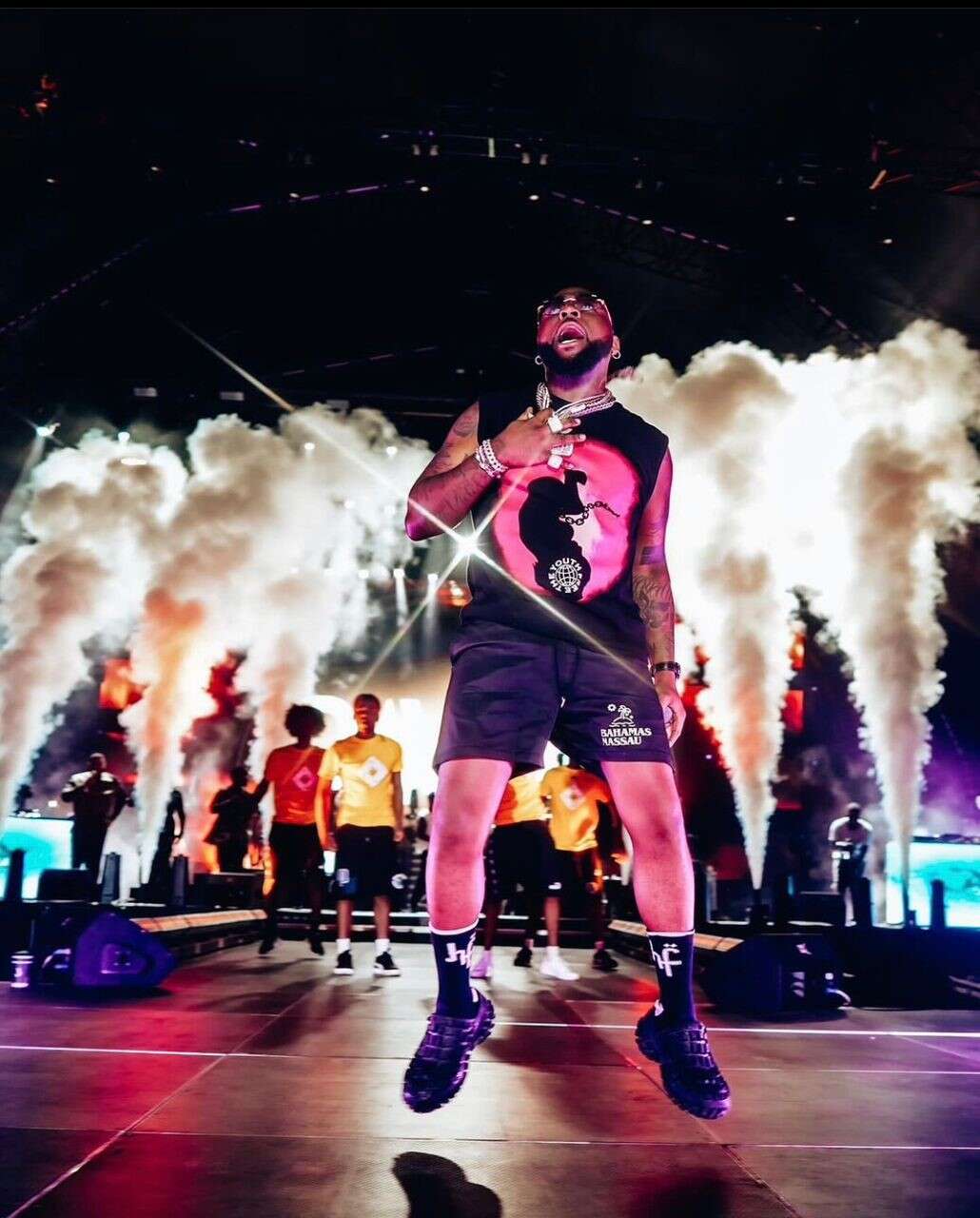 Davido, clad in Free the Youth vest & Bahamas shorts, (ALT) captures timeless moments with patrons. Thursday, Dec. 29, 2023 — (Credit: Emmanuel Agbeble (IG: @apmworldmag)