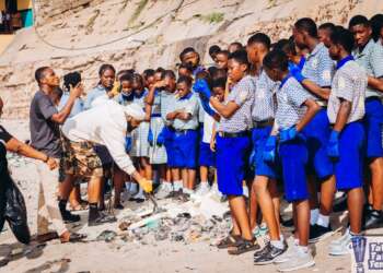 Gasmilla leads ‘Falefale Beach Cleanup’ with Jamestown school children