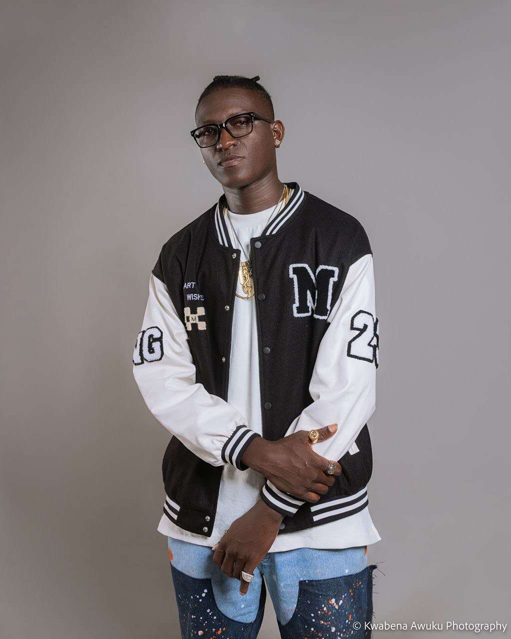 Kofi Bonsrah celebrates beauty in new track “Bakka” featuring KayNu, Nnandi & Kwame Ye