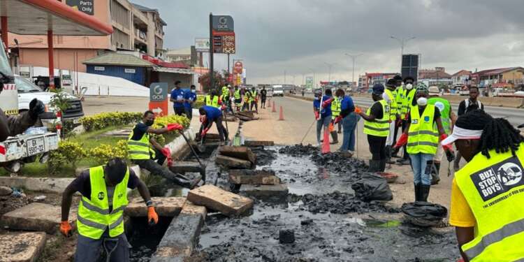 Buzstop Boys lead three-day clean carnival along the Lapaz Akweteyman Stretch
