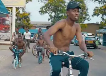 Kwesi Arthur was making strides before Grind Day Medikal feature - Kwesi Arthur fans clap back at Medikal